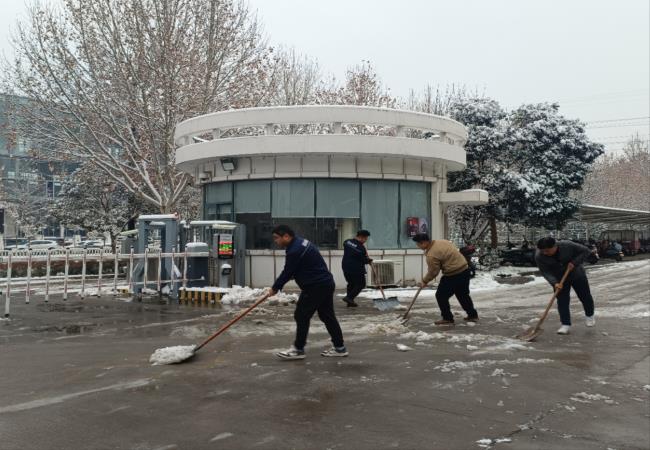 掃雪除冰我先行，冰雪更映黨旗紅